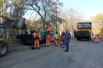 Новости » Общество: На ул. Архитектурной приступили к асфальтированию тротуаров