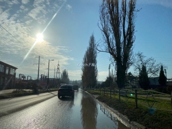 Новости » Общество: На Мирошника в Керчи произошел порыв водовода