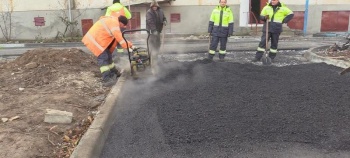 Новости » Общество: Во дворах по Островского укладывают асфальт