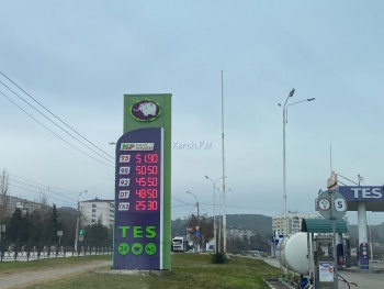 Новости » Общество: В Керчи снова подешевело топливо