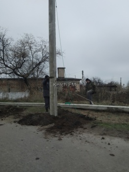 Новости » Общество: В Аршинцево продолжают менять опоры