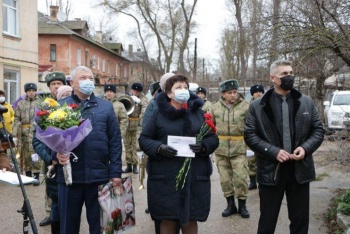 Новости » Общество: В честь юбилея под окнами ветерана в Керчи устроили концерт