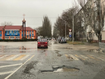 Новости » Общество: Водители, внимательнее: на Пирогова поджидает глубокая яма