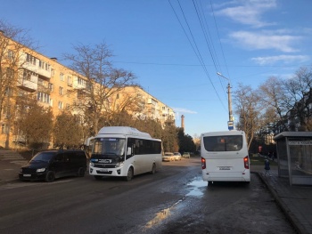 Новости » Общество: «Верните маршрутки!»: керчане по полчаса ждут новые автобусы в час-пик