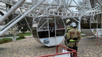 Новости » Общество: В Крыму вызвали МЧС, чтобы спасти двоих застрявших на колесе обозрения