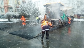 Новости » Общество: Еще в одном дворе Керчи укладывали асфальт, когда шел снег