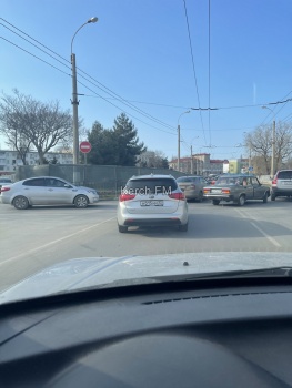 Новости » Общество: Из-за огражденного сквера на Адмиралтейском для водителей ограничен обзор дороги