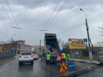 Новости » Общество: Асфальт в ямы на Адмиралтейском укладывают в дождь