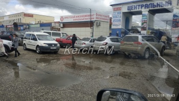 Новости » Общество: У центрального рынка в Керчи течет канализация