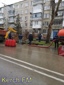 Новости » Общество: На улице Горького приступили к устранению провалившегося участка дороги