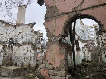 Новости » Общество: Одни стены остались от бывшего детского сада посреди спального района в Керчи