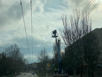 Новости » Общество: В Керчи меняют уличное освещение