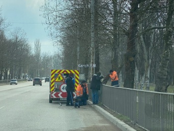 Новости » Общество: В Керчи на улице Генерала Петрова восстанавливают ограждения