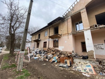 Новости » Общество: В Керчи начался ремонт в заброшенной двухэтажке по ул.1-й Пятилетки