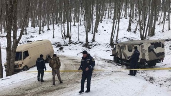 Новости » Криминал и ЧП: Из-за гололеда в Крыму  чуть не сорвался с крутого склона микроавтобус