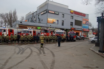 Новости » Криминал и ЧП: Пожарные Керчи провели учения в торговом центре