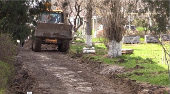 Новости » Общество: Во дворах по Бувина и Гайдара продолжают благоустройство