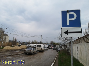 Новости » Общество: Керчане жалуются на длительное отсутствие парковки на оптовом рынке