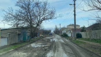 Новости » Общество: Дорога в школу или на стройплощадку? Дети на Стройгородке добираются на учебу по грязи