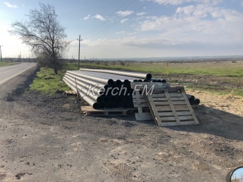 Новости » Общество: В Героевку продолжают тянуть водовод