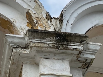 Новости » Общество: До арки в Приморском парке Керчи никому нет дела