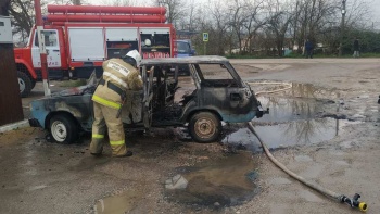 Новости » Общество: В Крыму у рынка сгорел автомобиль