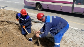 Новости » Общество: В Керчи на Кирова КРЭС разрыл тротуар