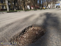 Новости » Общество: Яма на дороге по Казакова вынуждает водителей верить в чудеса