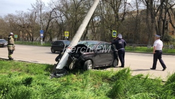 Новости » Криминал и ЧП: Серьезная авария с пострадавшими в Керчи: автомобиль вылетел в троллейбусную опору