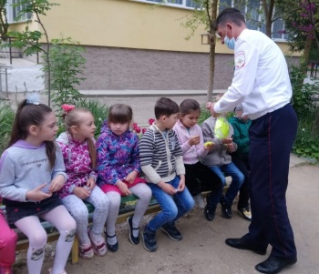 Новости » Общество: В школах и детсадах детям рассказывают о безопасности на дороге