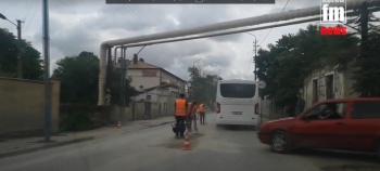 Новости » Общество: В Керчи осужденные убирали дорогу на Чкалова