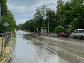 Новости » Общество: В Керчи после слабого ливня подтопило участок напротив остановки Казакова