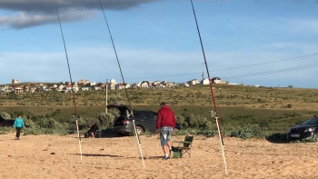 Новости » Общество: У Азовского моря аншлаг из рыбаков - пошёл пиленгас