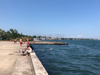 Новости » Общество: Наконец пришло лето: керчане открыли купальный сезон