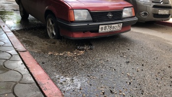 Новости » Общество: Из-за глубокой ямы на Театральной скоро нельзя будет проехать по улице