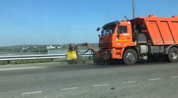 Новости » Общество: Путепровод по ШГС моет спецтехника щетками