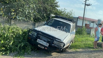 Новости » Общество: В Багерово серьезная авария: от удара автомобиль вылетел в забор