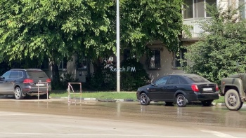 Новости » Общество: В Керчи на Шлагбаумской произошел порыв водовода