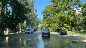 Новости » Общество: На Горького произошел порыв водовода