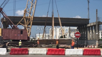 Новости » Общество: Пролет моста над дорогой по Будённого начали разбирать