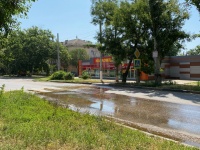 Новости » Общество: На Вокзальном шоссе в Керчи вода заливает пешеходный переход