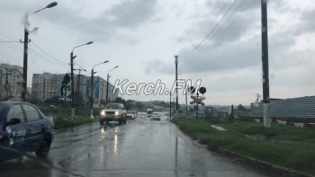 Новости » Общество: Вода в районе АТП начинает прибывать, но проезд нормальный