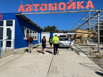 Новости » Общество: Незаконную автомойку на Чкалова в Керчи снесли