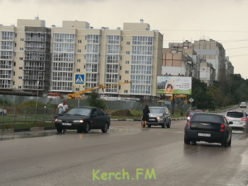 Новости » Общество: Перед пешеходным переходом по Куль-Обинскому шоссе в Керчи произошло ДТП