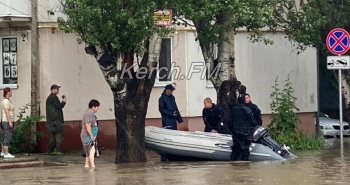 Новости » Общество: Керчанам, чьё жилье пострадало при потопе, начали выплачивать компенсации