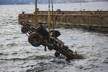 Новости » Общество: Со дна Чёрного моря в Крыму подняли автомобиль времён ВОВ