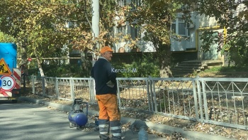 Новости » Общество: В Керчи на Генерала Петрова красят ограждения у дороги