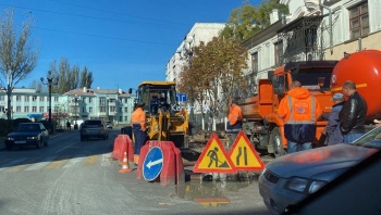 Новости » Общество: В Керчи на Карла Маркса разрыли дорогу