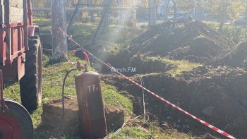 Новости » Общество: В Керчи на Генерала Петрова проводят замену труб теплотрассы