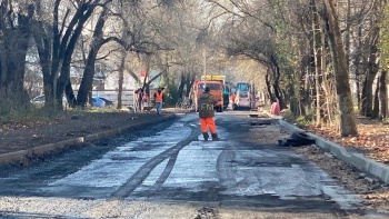 Новости » Общество: В Керчи перекрыта дорога по Степана Разина: кладут асфальт